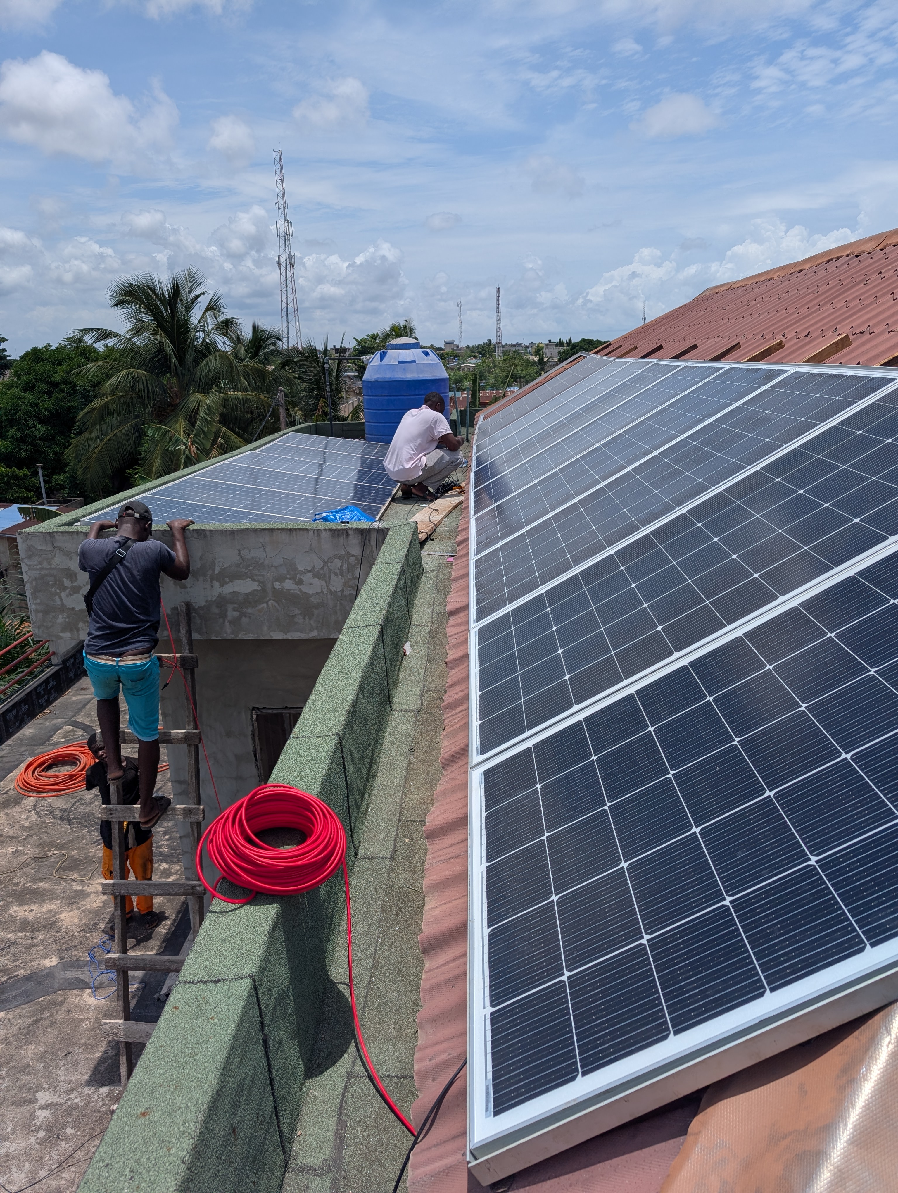 Technicien réalisant une installation solaire